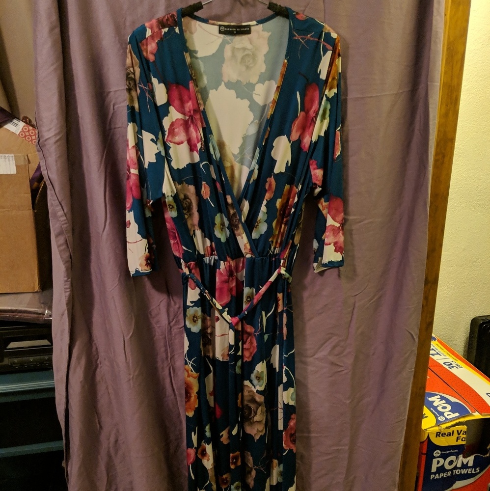 NWOT Fashion to Figure Floral Slit Dress 3x